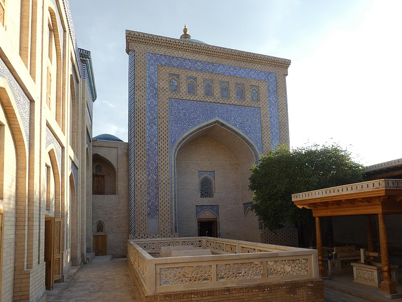 Portal der Khanqah und Totenhof mit mehreren Gräbern